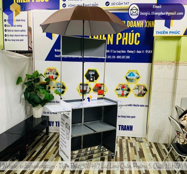 Xe cà phê take away có dù màu sắc nổi bật