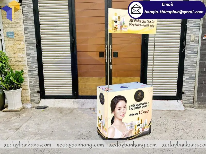 giá quầy sampling di động