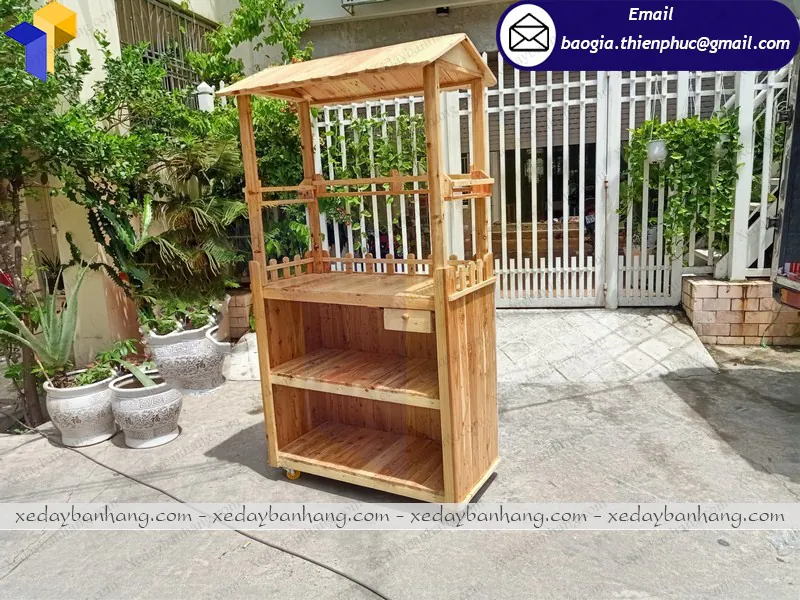 tủ gỗ bán đồ ăn