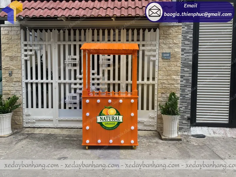 xe bán nước cam bằng gỗ