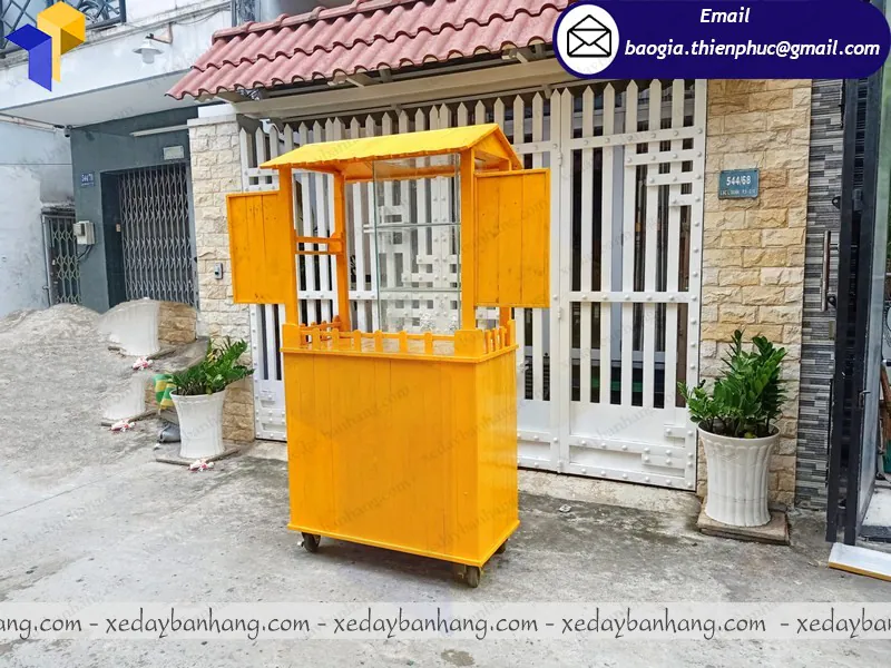 xe gỗ bán thức ăn nhanh