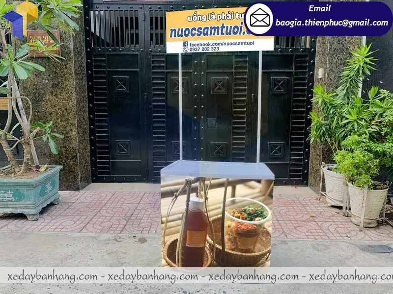 quầy nhựa quảng cáo vỉa hè