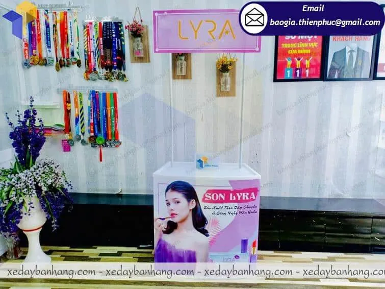 Quảng cáo tại siêu thị với quầy nhựa giới thiệu mỹ phẩm đẹp
