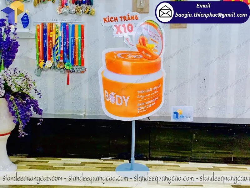 Đặt làm standee mô hình quảng cáo mỹ phẩm giá rẻ ở đâu