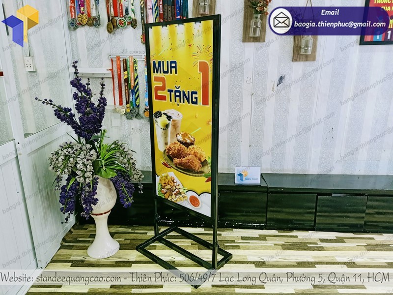 gia công standee khung sắt ốp format