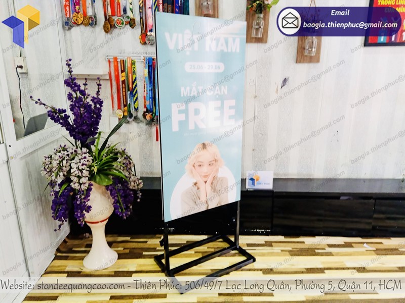 thiết kế standee formex khung sắt