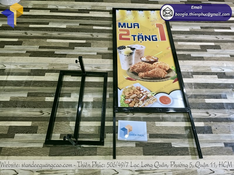thiết kế standee khung sắt ốp format