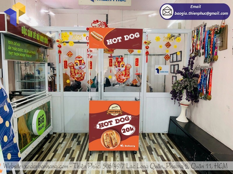 xe bán bánh hotdog vỉa hè